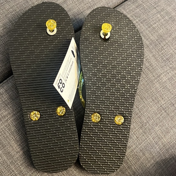 NWT Washington Redskins Flip Flops- size small - Picture 2 of 3